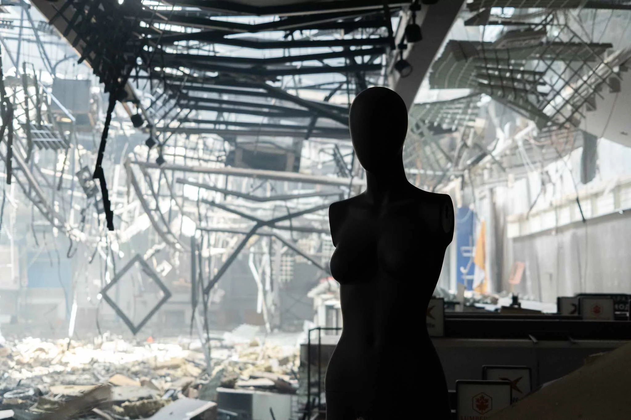 Mannequin in the shopping mall Epicentr in the Kyivskyi district of Kharkiv, damaged (the second time) by the Russian drone attack on it on Aug. 28, 2026 / Photo: Gwara Media, Liubov Yemets