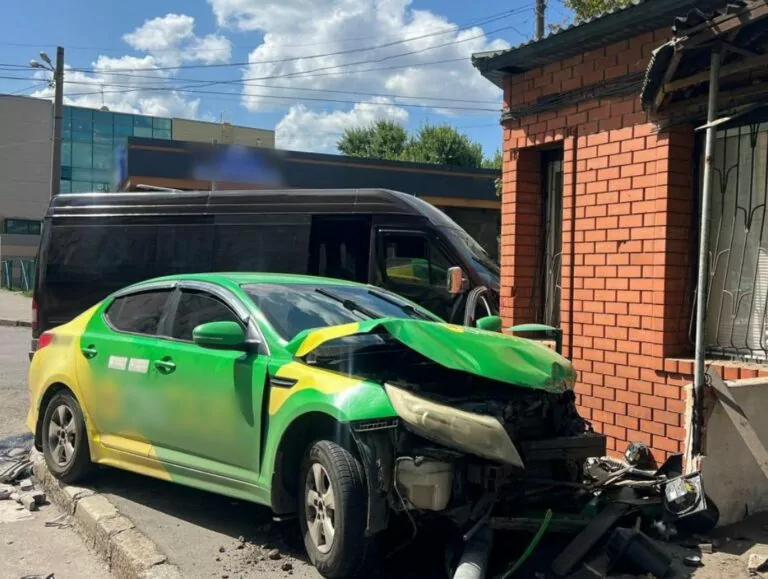 У Харкові автобус зіткнувся з легковим авто: п’ятеро постраждалих