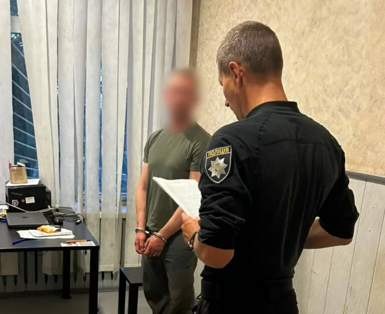 На Харківщині під час затримання чоловік вистрілив у поліціянта