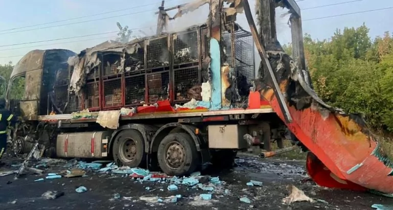 Російський дрон влучив у поштову вантажівку на Харківщині: є поранений