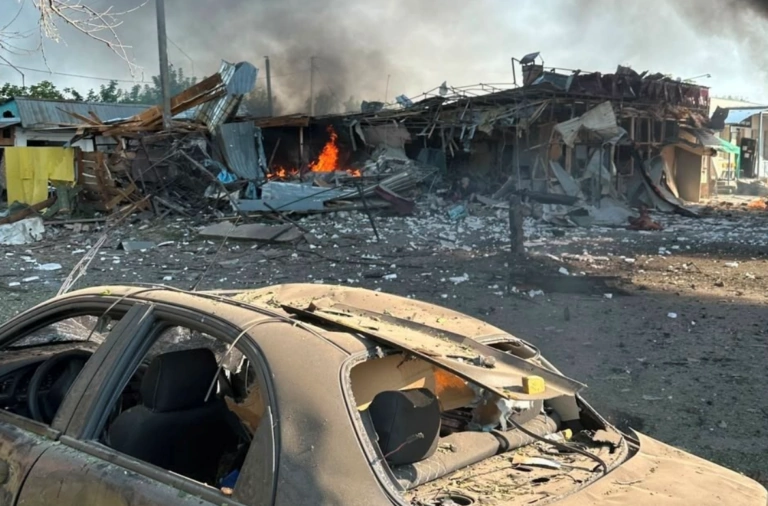 Десятеро людей загинули внаслідок удару по Печенігах на Харківщині — оновлюється