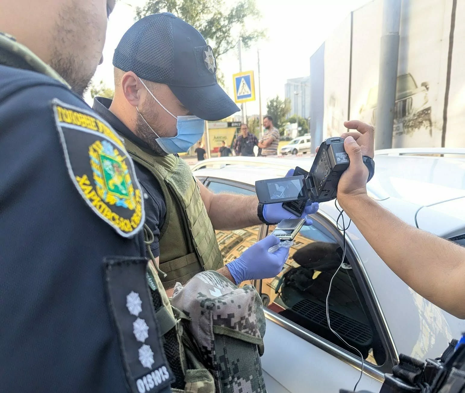 зображення до посту: Частина правоохоронців, долучених до обшуку машини Ширшина, зникли з місця подій &mdash; журналістка дізналася, хто вони. Хронологія подій