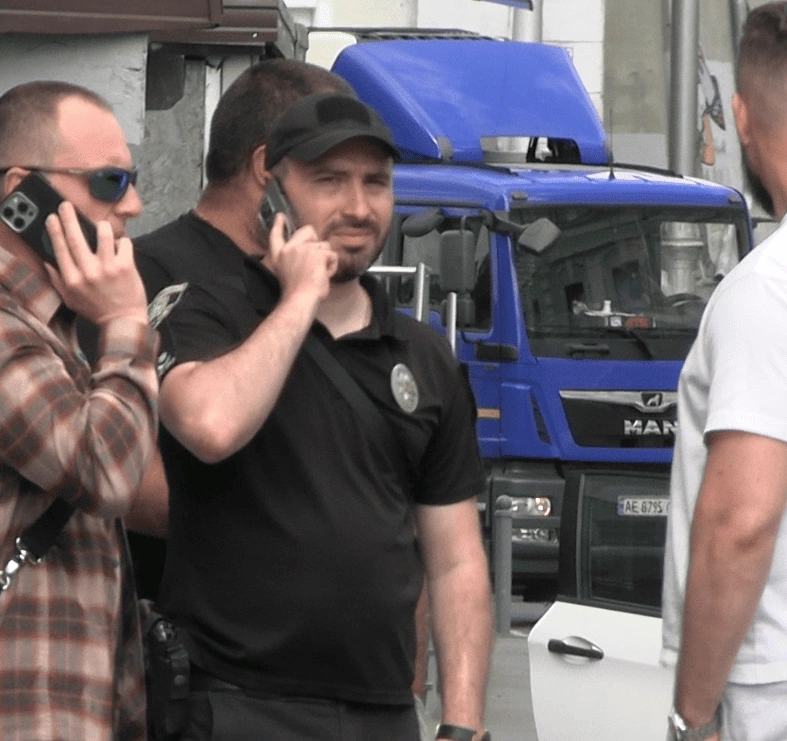 зображення до посту: Частина правоохоронців, долучених до обшуку машини Ширшина, зникли з місця подій &mdash; журналістка дізналася, хто вони. Хронологія подій
