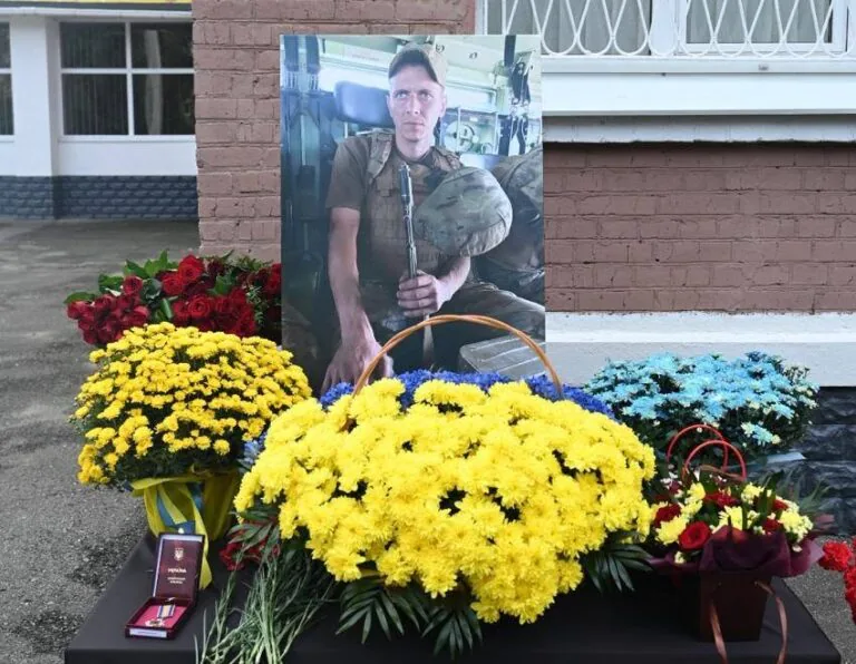 У Немишлянському районі Харкова відкрили меморіальну дошку солдату Ярославу Доброносу