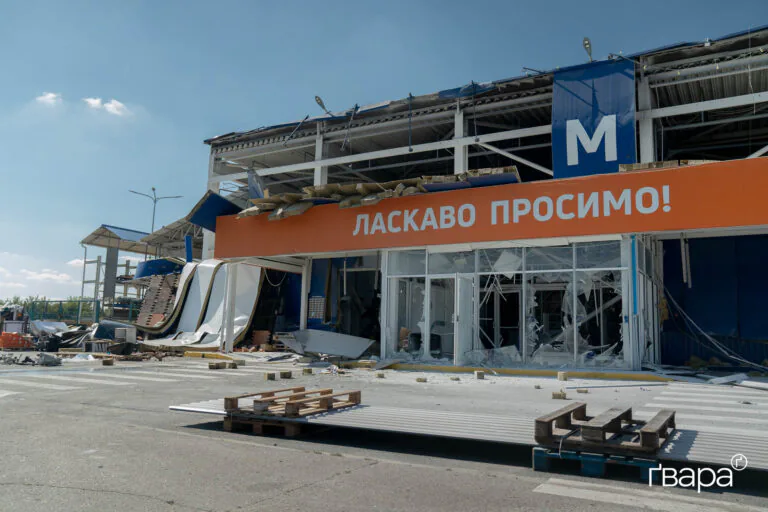 Росіяни вдруге атакували ТЦ в Основ’янському районі Харкова — фото