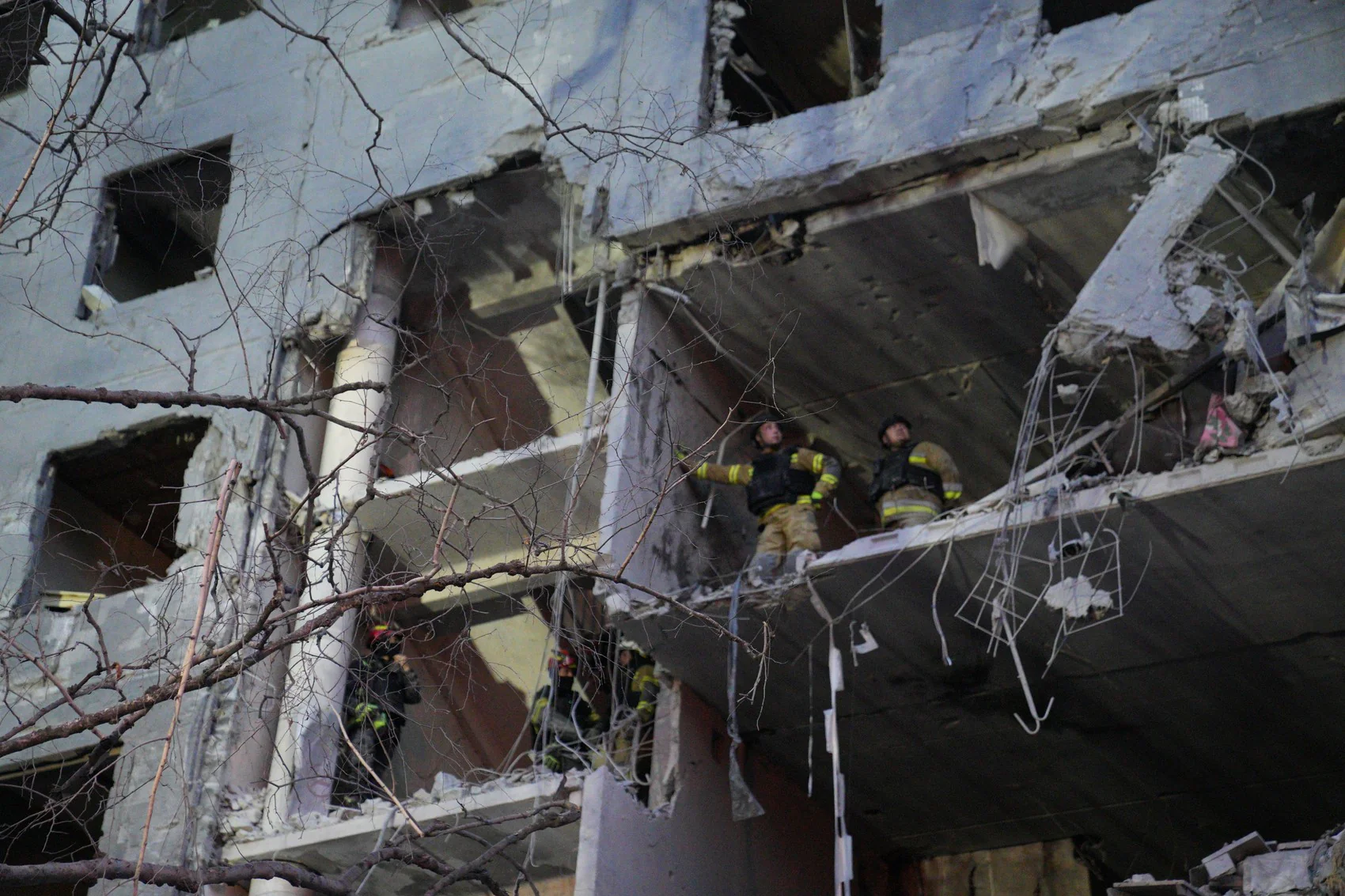 Rescuers in the impact site in Kharkiv