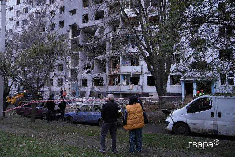 Російський КАБ влучив у багатоповерхівку в Салтівському районі Харкова — фото