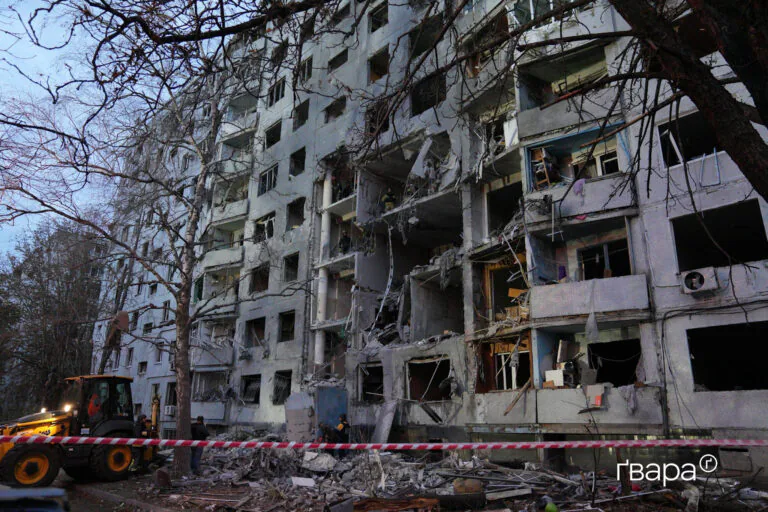 У лікарнях Харкова перебувають двоє людей після удару по багатоповерхівці