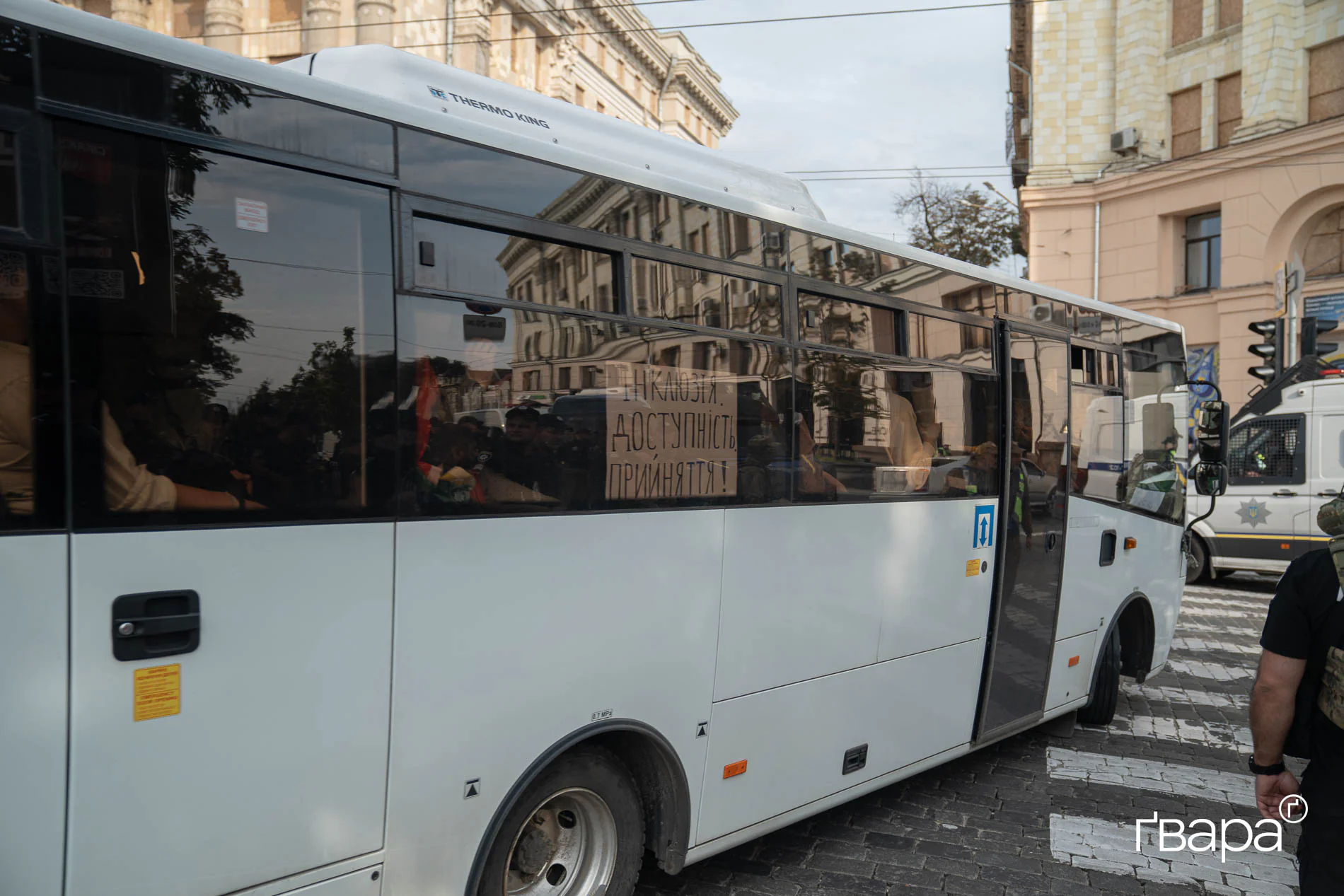 зображення до посту: Хода в метро, спалений прапор та напад на команду: як пройшов фестиваль ХарківПрайд