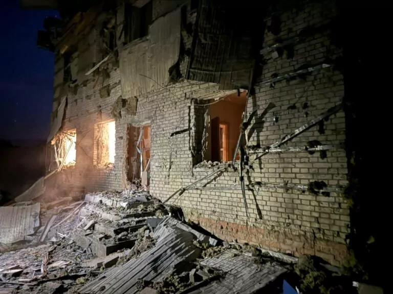 У Золочеві троє людей постраждали через атаку російських БпЛА