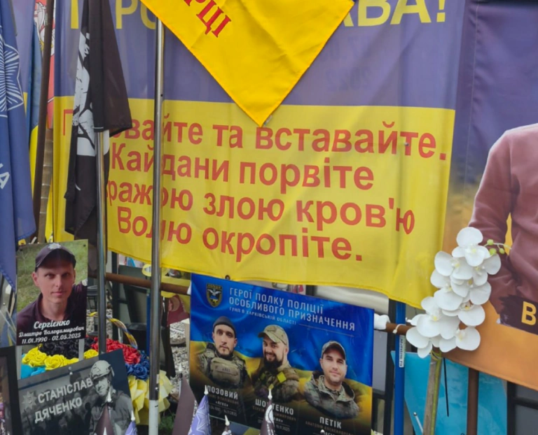 На Хрещатику встановили меморіальну табличку на честь загиблих поліцейських Харківщини