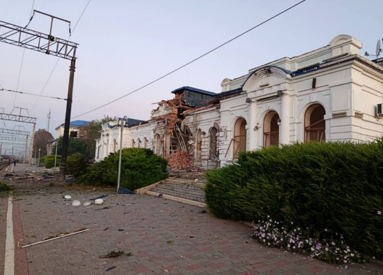 Росіяни вдарили по вокзалу в Берестині на Харківщині