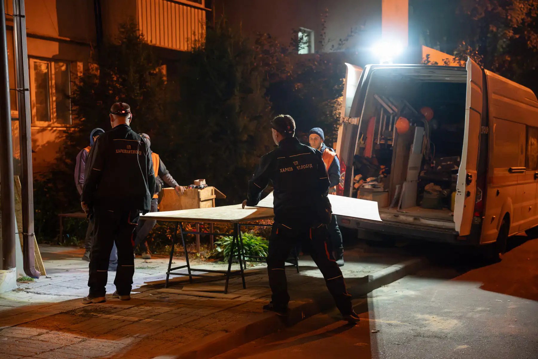 First responders at the impact site in the Industrialnyi district of Kharkiv on Oct. 4, in the aftermath of Russian Banderol attack / Photo: Gwara Media, Miia Kliushnykova