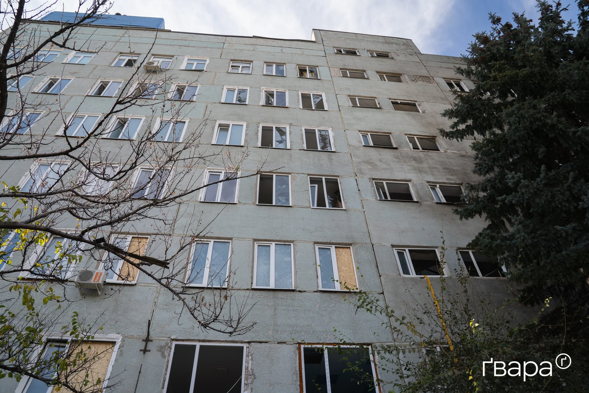Пошкоджений медзаклад у Слобідському районі Харкова