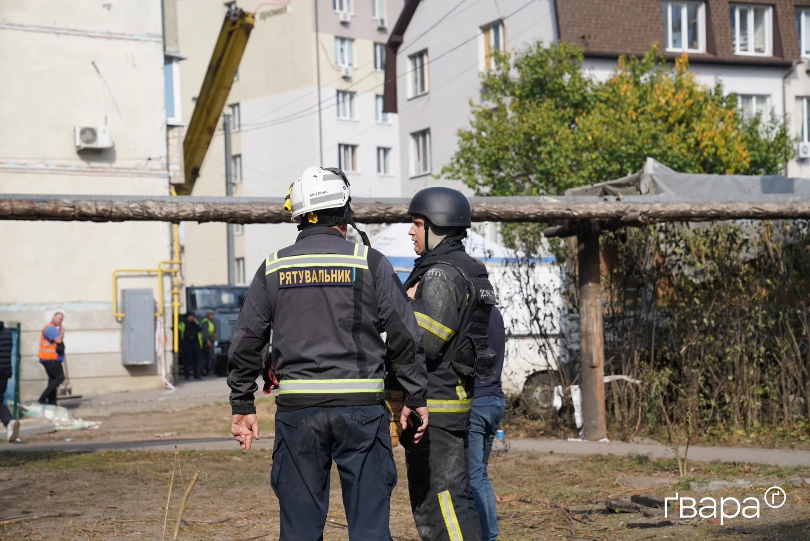 зображення до посту: У Харкові продовжують розбирати завали після удару РФ по будинку в Холодногірському районі &nbsp;&mdash; фото