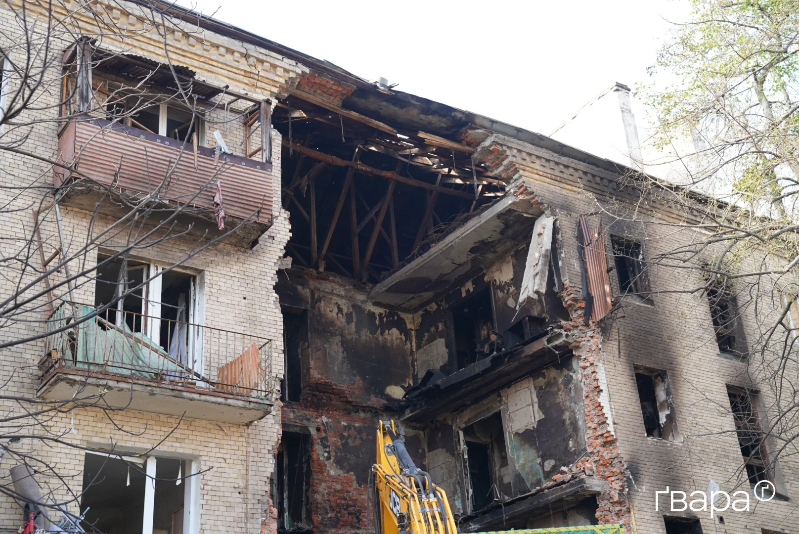 зображення до посту: У Харкові продовжують розбирати завали після удару РФ по будинку в Холодногірському районі &nbsp;&mdash; фото