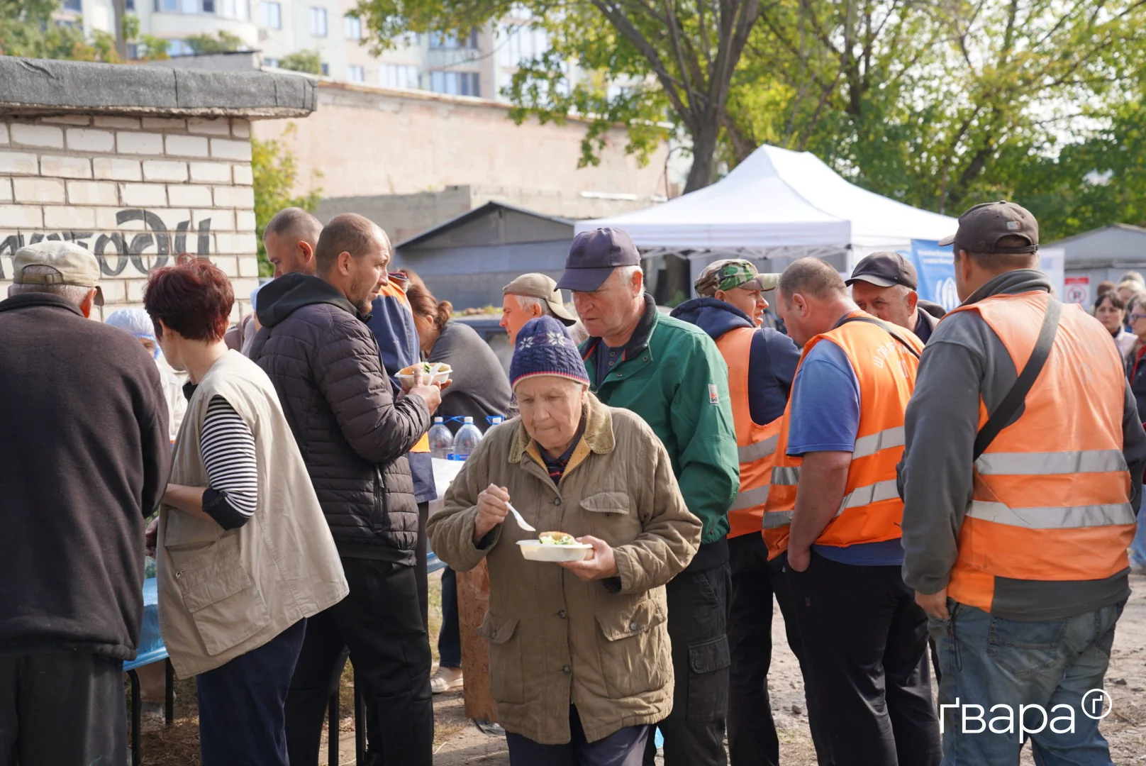 зображення до посту: У Харкові продовжують розбирати завали після удару РФ по будинку в Холодногірському районі &nbsp;&mdash; фото