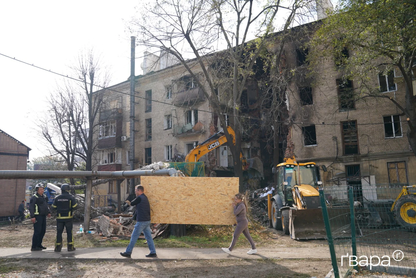 зображення до посту: У Харкові продовжують розбирати завали після удару РФ по будинку в Холодногірському районі &nbsp;&mdash; фото