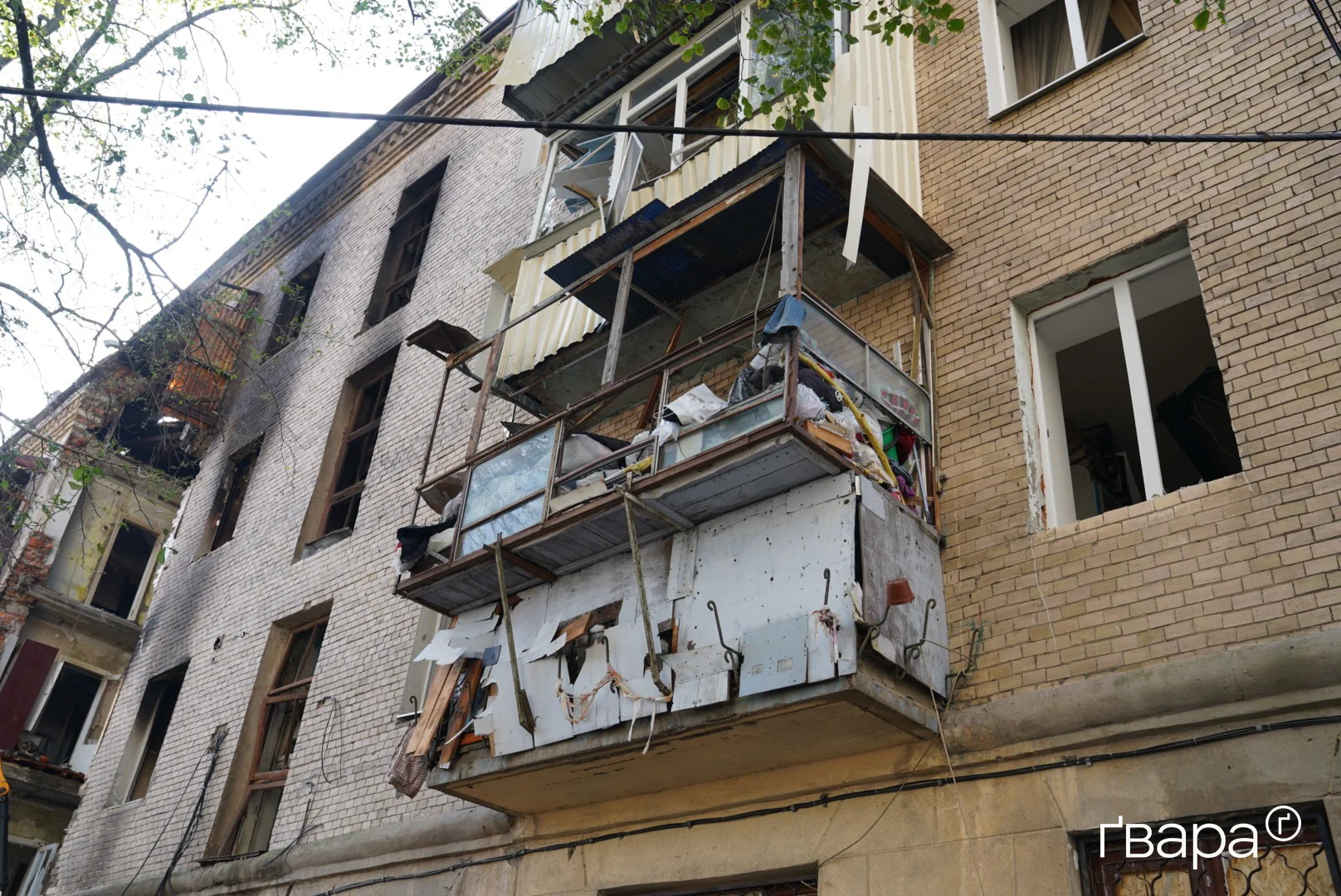 зображення до посту: У Харкові продовжують розбирати завали після удару РФ по будинку в Холодногірському районі &nbsp;&mdash; фото
