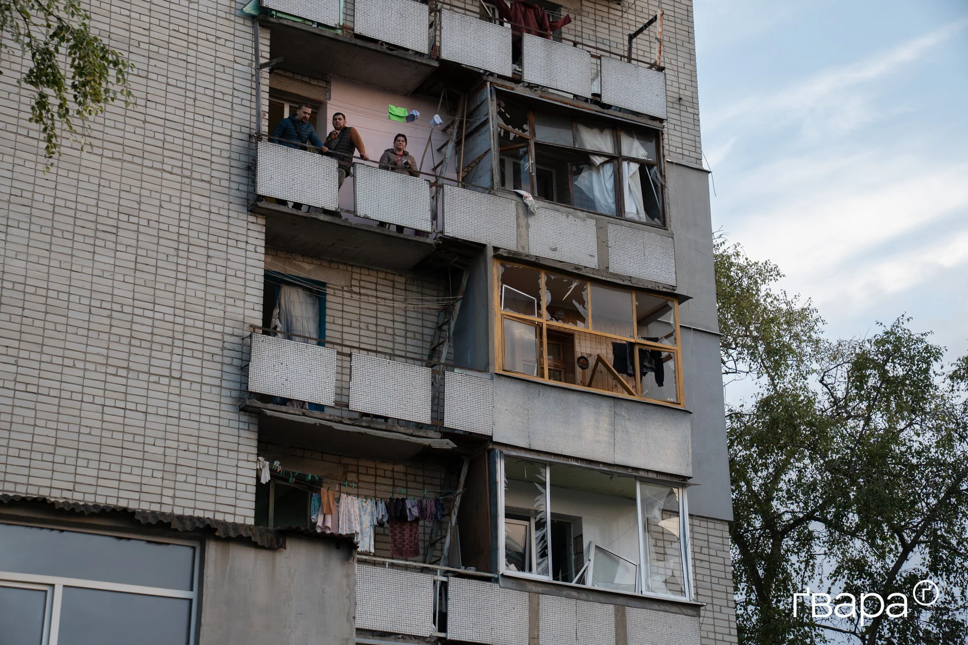 зображення до посту: Росіяни вдарили з РСЗВ по Новобаварському району Харкова: дев&rsquo;ятеро постраждалих &mdash; фото