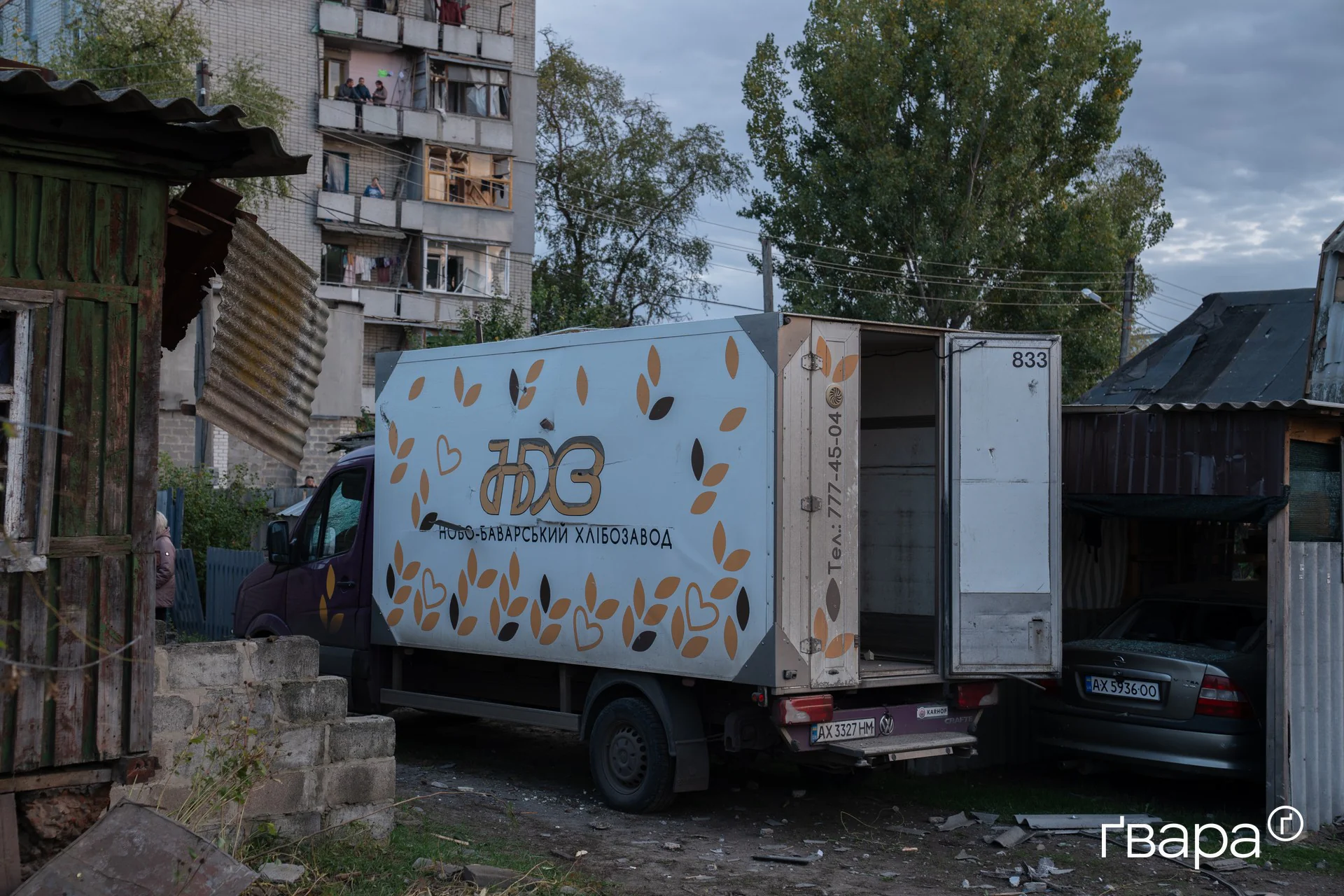 зображення до посту: Росіяни вдарили з РСЗВ по Новобаварському району Харкова: дев&rsquo;ятеро постраждалих &mdash; фото