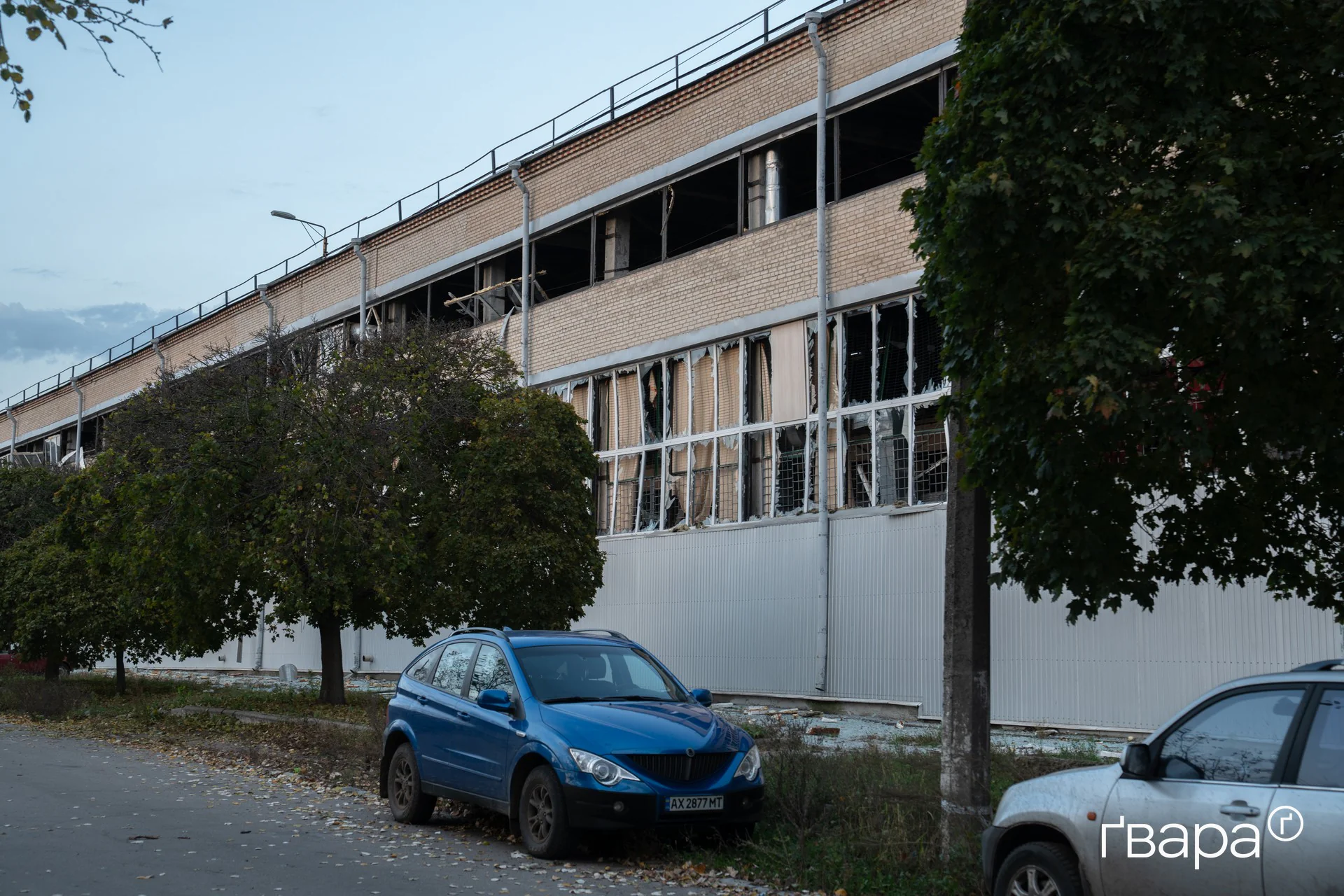 зображення до посту: Росіяни вдарили з РСЗВ по Новобаварському району Харкова: дев&rsquo;ятеро постраждалих &mdash; фото