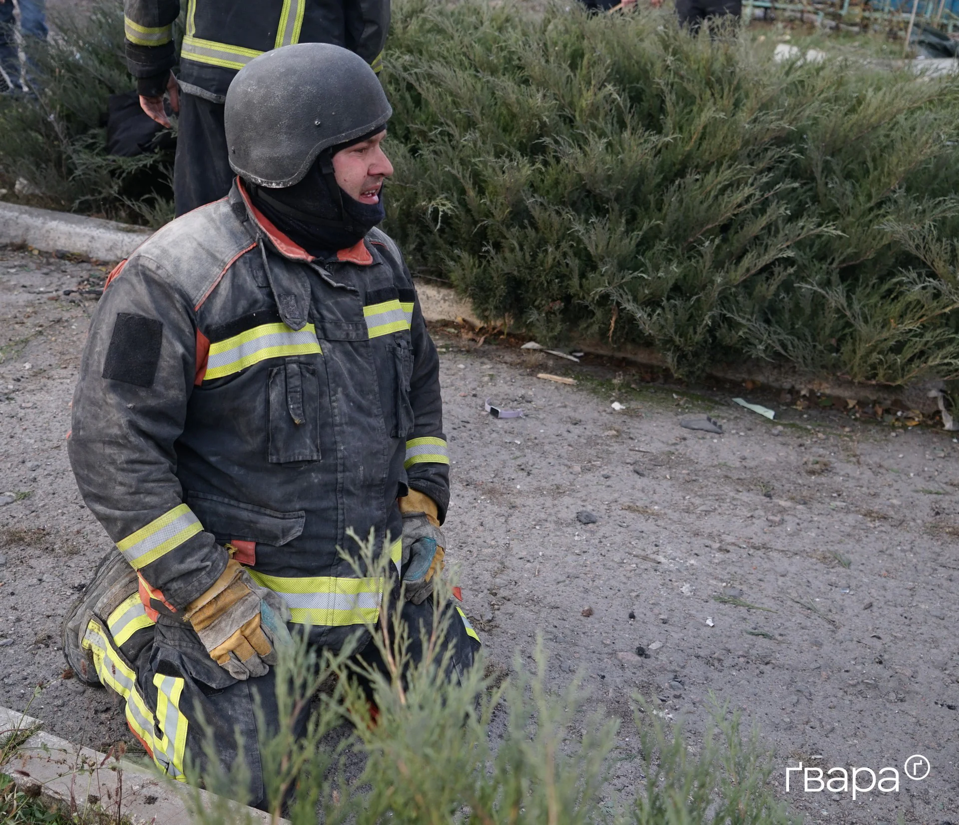 зображення до посту: Наслідки російської атаки по багатоповерхівці в Ізюмі: постраждали щонайменше тринадцять людей &mdash; фото