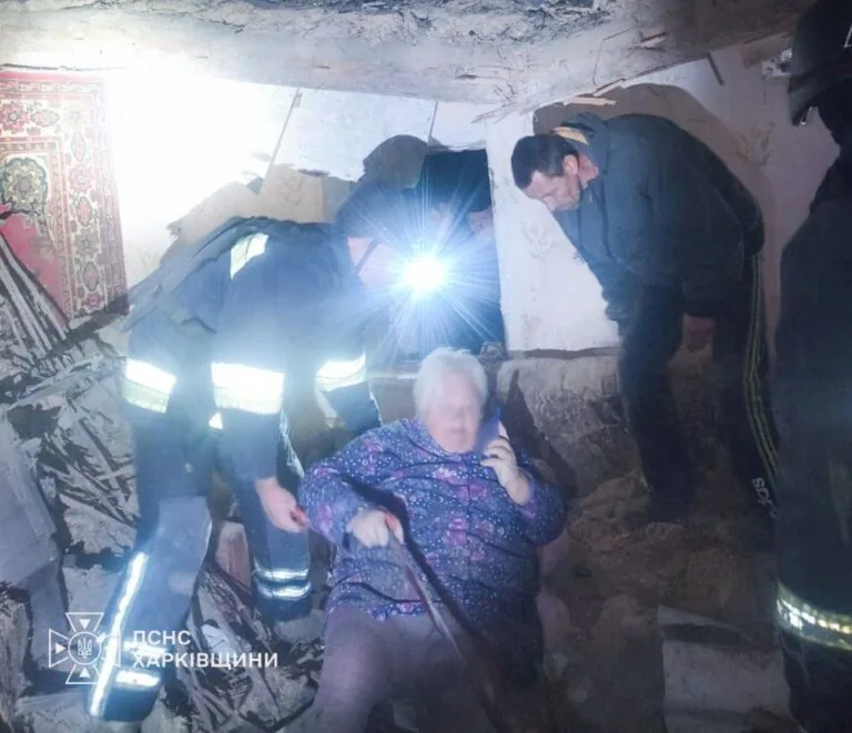 У Берестинському районі рятувальники деблокували з-під завалів літню жінку