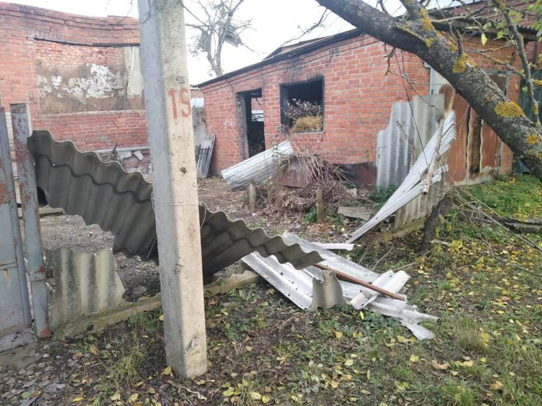 Літня жінка в Золочеві дістала поранень через обстріл КАБами